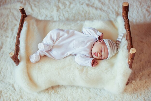 Невероятный и сладкий новорожденный ребенок спит на кровати