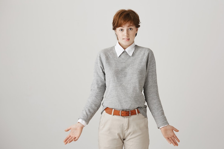 무료 Photo 짧은 머리가 흰 벽에 포즈를 취하는 우유부단 한 우 둔 빨간 머리 소녀