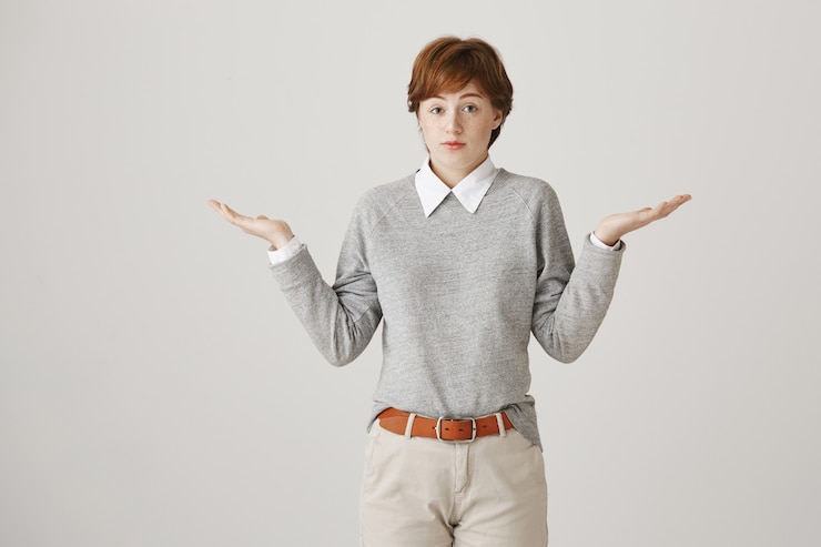 무료 Photo 짧은 머리가 흰 벽에 포즈를 취하는 우유부단 한 빨간 머리 소녀