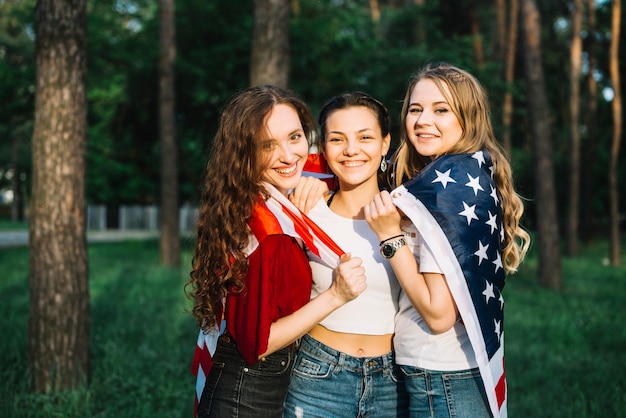 Foto gratuita concetto di giorno di indipendenza con le ragazze nella foresta