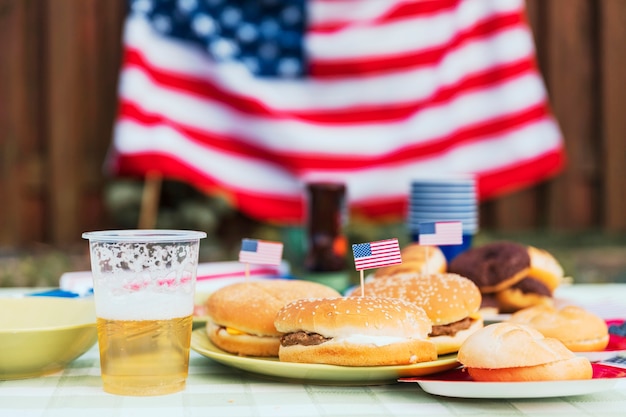 Бесплатное фото Концепция дня независимости с гамбургером