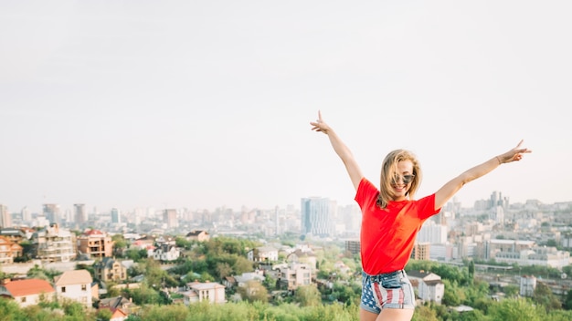 Foto gratuita concetto di giorno di indipendenza con la ragazza di salto