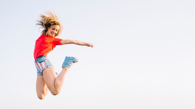 Концепция дня независимости с прыгающей девушкой
