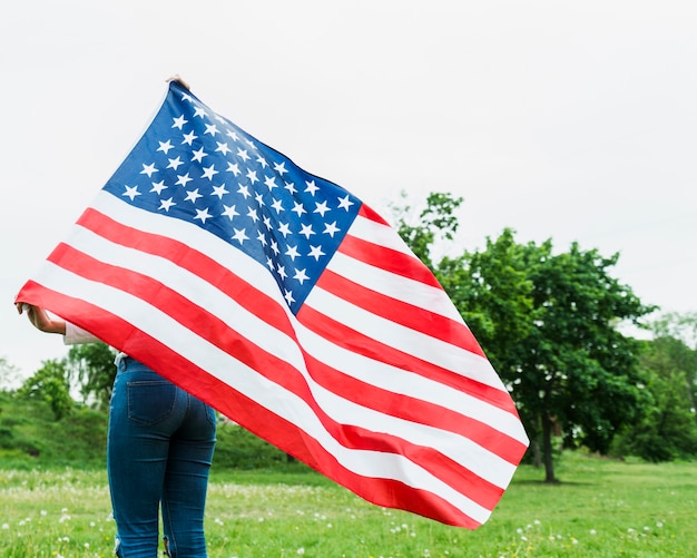 女性とアメリカの国旗を持つ独立記念日の概念