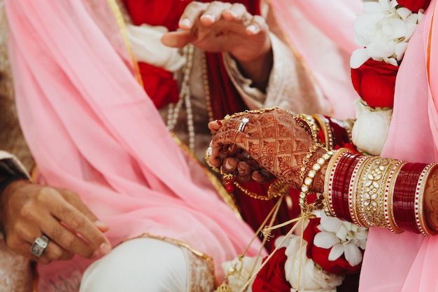 전통적인 결혼식에 인도 신부와 신랑의 손
