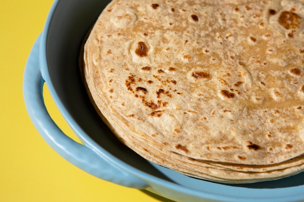 Foto gratuita assortimento di deliziosi roti indiani