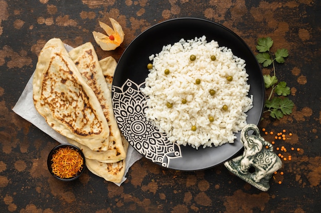 Assortimento di cibo indiano sopra la vista
