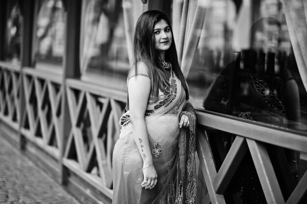 Free photo indian hindu girl at traditional violet saree posed at street