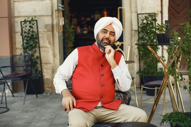 Free photo indian man in a city. male in a traditional turban. hinduist in a summer city.