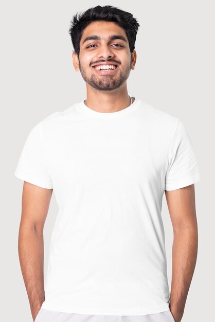 Индийский мужчина в простой белой футболке студийный портрет