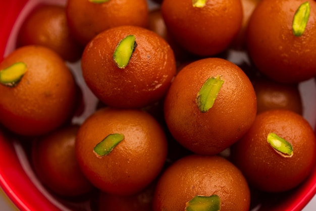 둥근 세라믹 그릇에 담긴 인도의 달콤한 음식 gulab jamun