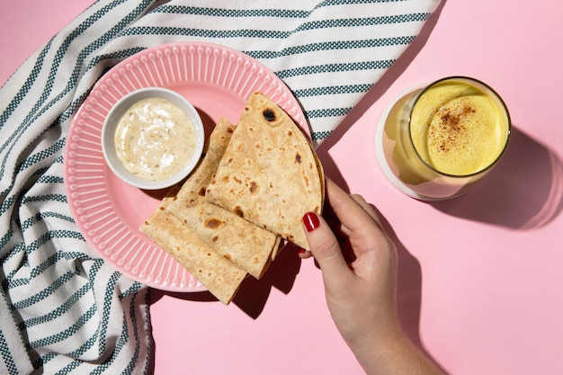 Foto gratuita composizione indiana gustosa di roti