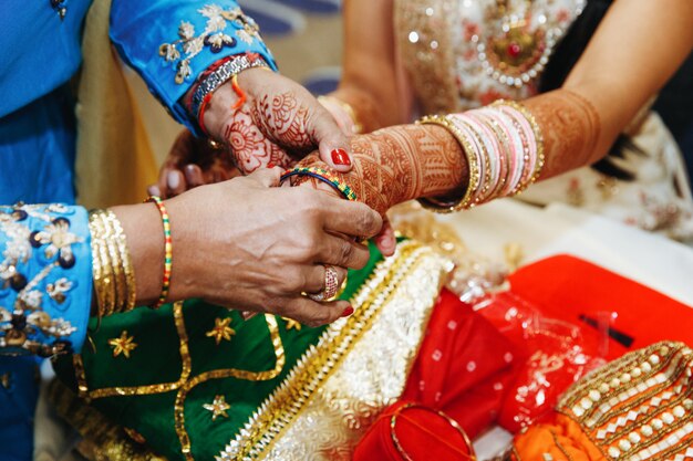 結婚式の腕輪を置くことのインドの伝統