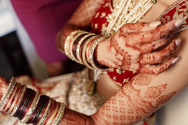 인도 여자는 멘디로 덮여 그녀의 손을 보유