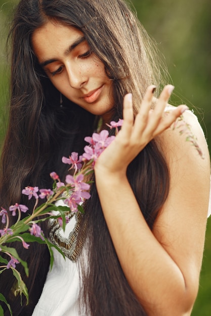 Foto gratuita donna indiana con i capelli lunghi. signora in un vestito blu. ragazza dalla natura incontaminata.