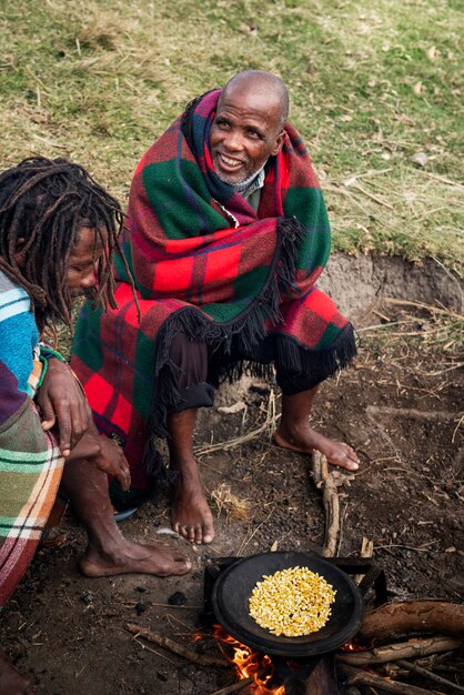 Persona indigena che fa le faccende quotidiane e mostra lo stile di vita