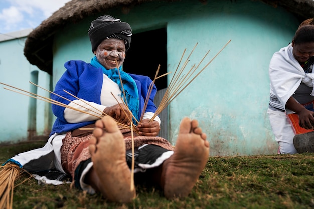 Foto gratuita persona indigena che fa le faccende quotidiane e mostra lo stile di vita