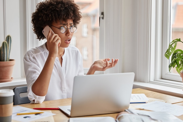 Free photo indignant freelancer working at home