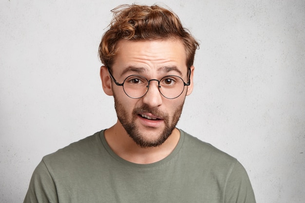 Free photo indoor portrait of bearded young man with trendy hairstyle