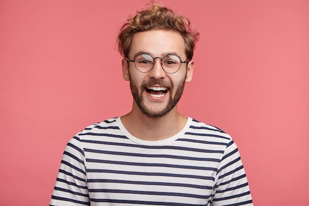 Free photo indoor portrait of bearded young man with trendy hairstyle