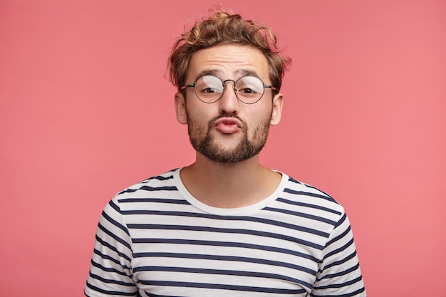 Free photo indoor portrait of bearded young man with trendy hairstyle