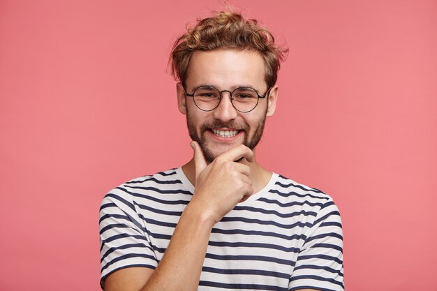 トレンディなヘアスタイルのひげを生やした若い男の屋内ポートレート