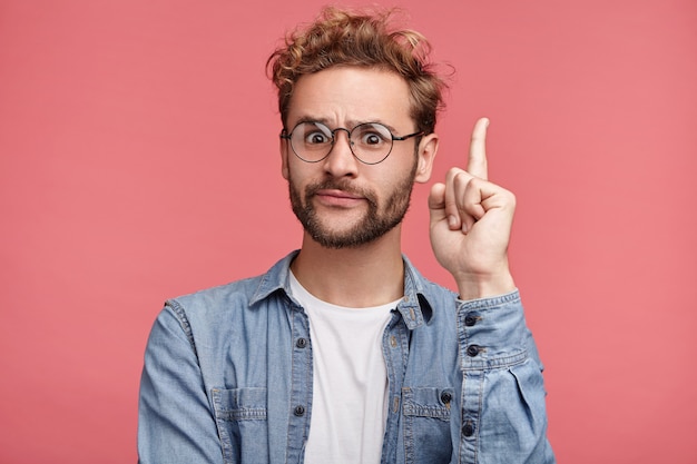 Free photo indoor portrait of bearded young man with trendy hairstyle