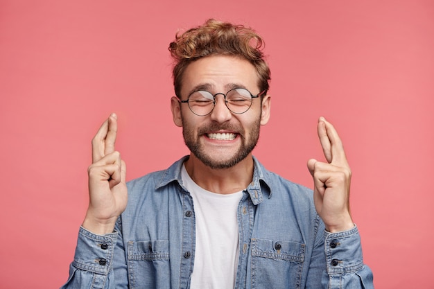 トレンディなヘアスタイルのひげを生やした若い男の屋内ポートレート