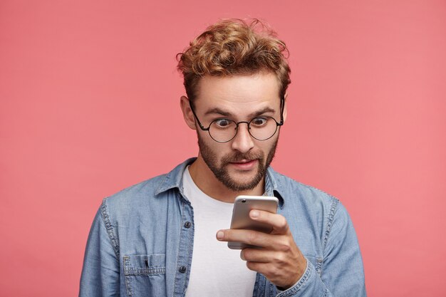 トレンディなヘアスタイルのひげを生やした若い男の屋内ポートレート