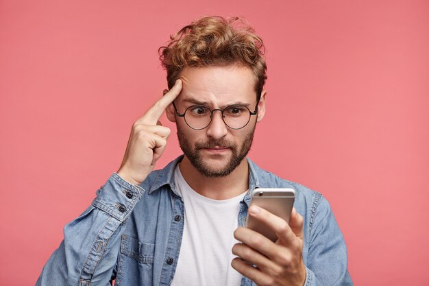 Free photo indoor portrait of bearded young man with trendy hairstyle