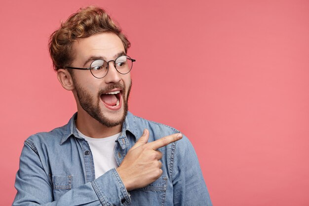 トレンディなヘアスタイルのひげを生やした若い男の屋内ポートレート