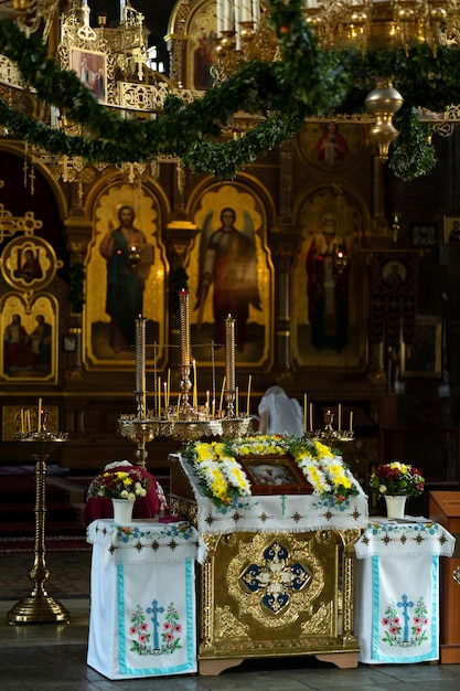 Foto gratuita veduta interna della chiesa