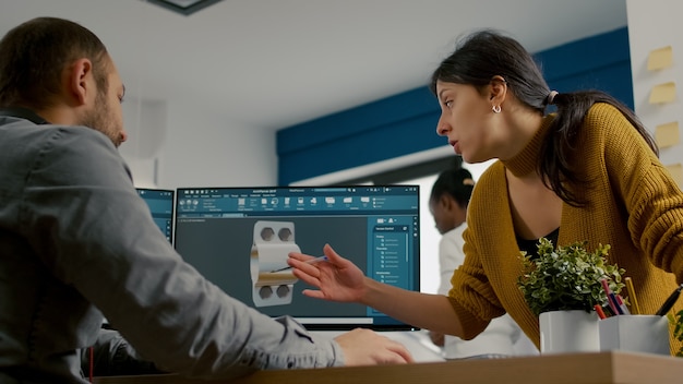 CAD 프로그램에서 작업하는 동안 동료와 논의하는 산업 디자이너 d 프로토 타입 ...