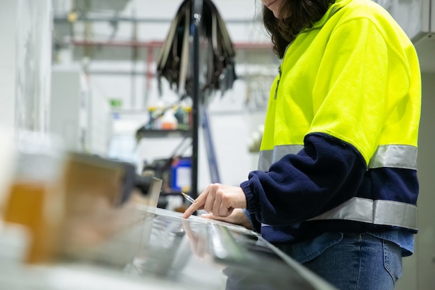 Foto gratuita programmatrice ingegnere industriale sul pannello di controllo