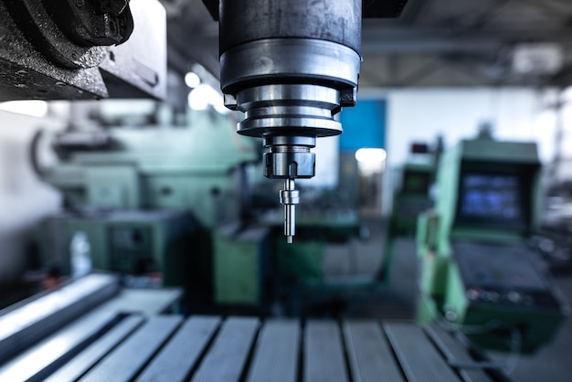 Foto gratuita trapano per metalli industriali in officina per la lavorazione dei metalli