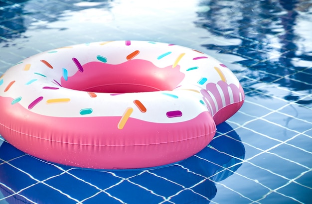 Inflatable accessories for swimming in the pool