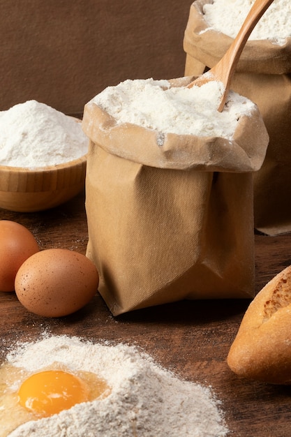 Foto gratuita sacchetti di ingredienti pieni di farina