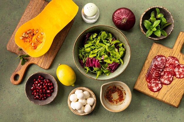 구운 호박 샐러드 초리조와 모짜렐라의 재료 건강한 식습관의 개념