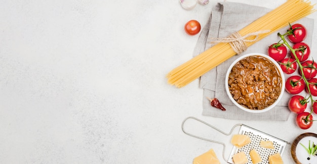 Foto gratuita ingredienti per spaghetti alla bolognese