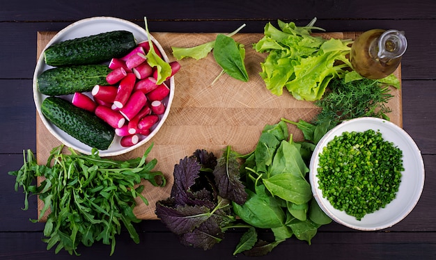 Ингредиенты для свежего салата из огурцов, редиса и зелени