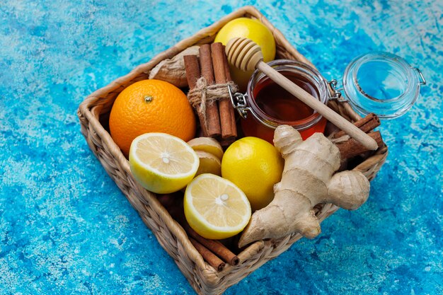 재료 : 신선한 생강, 레몬, 계피 스틱, 꿀, 건강한 비타민 음료를 강화시키는 면역성을위한 말린 정향