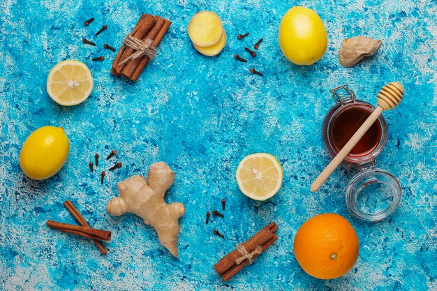 ингредиенты: свежий имбирь, лимон, палочки корицы, мед, сушеные гвоздики для укрепления иммунитета и витаминный напиток