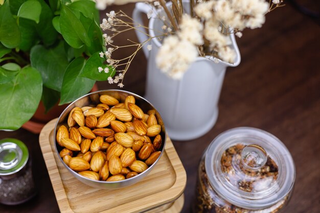 Ингредиенты для здоровых десертных пудингов чиа на кухне на деревянном столе