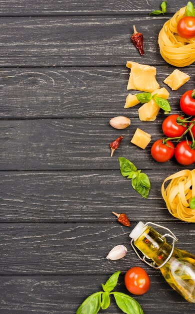 机の上のイタリア料理の食材