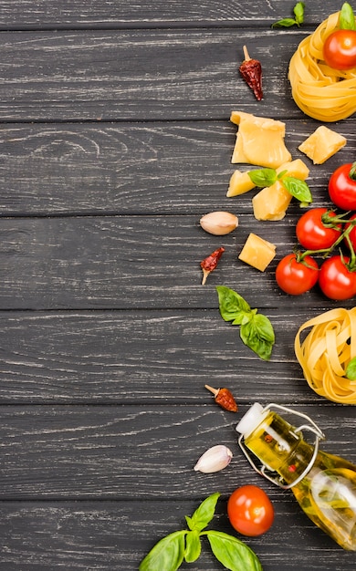 机の上のイタリア料理の食材