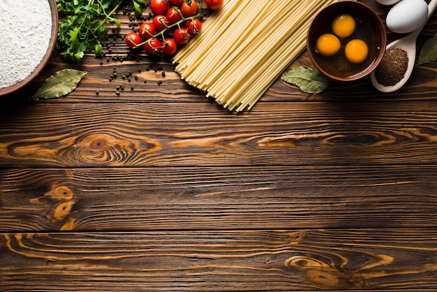 Foto gratuita ingredienti per la preparazione della pasta