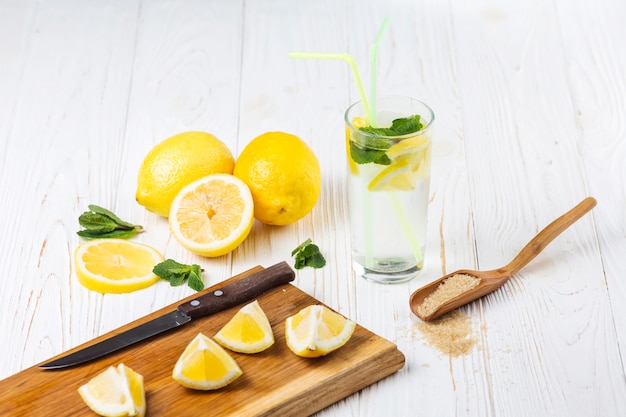 Ингредиенты для освежающего цитрусово-мятного лимонада