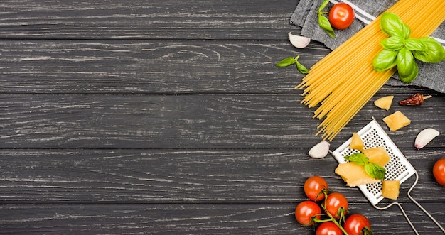 Foto gratuita ingredienti per spaghetti con copia-spazio