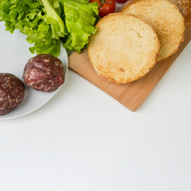 Foto gratuita ingredienti per gustosi hamburger