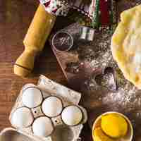 Foto gratuita ingredienti e utensili sul tavolo